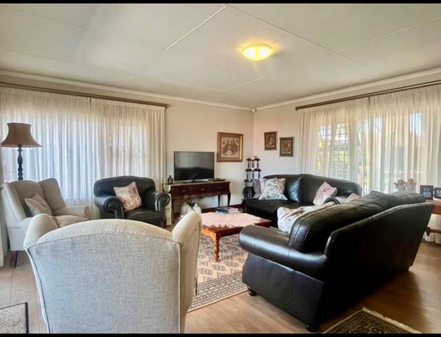 4 BEDROOM HOUSE FOR SALE IN FRAAIUITSIG